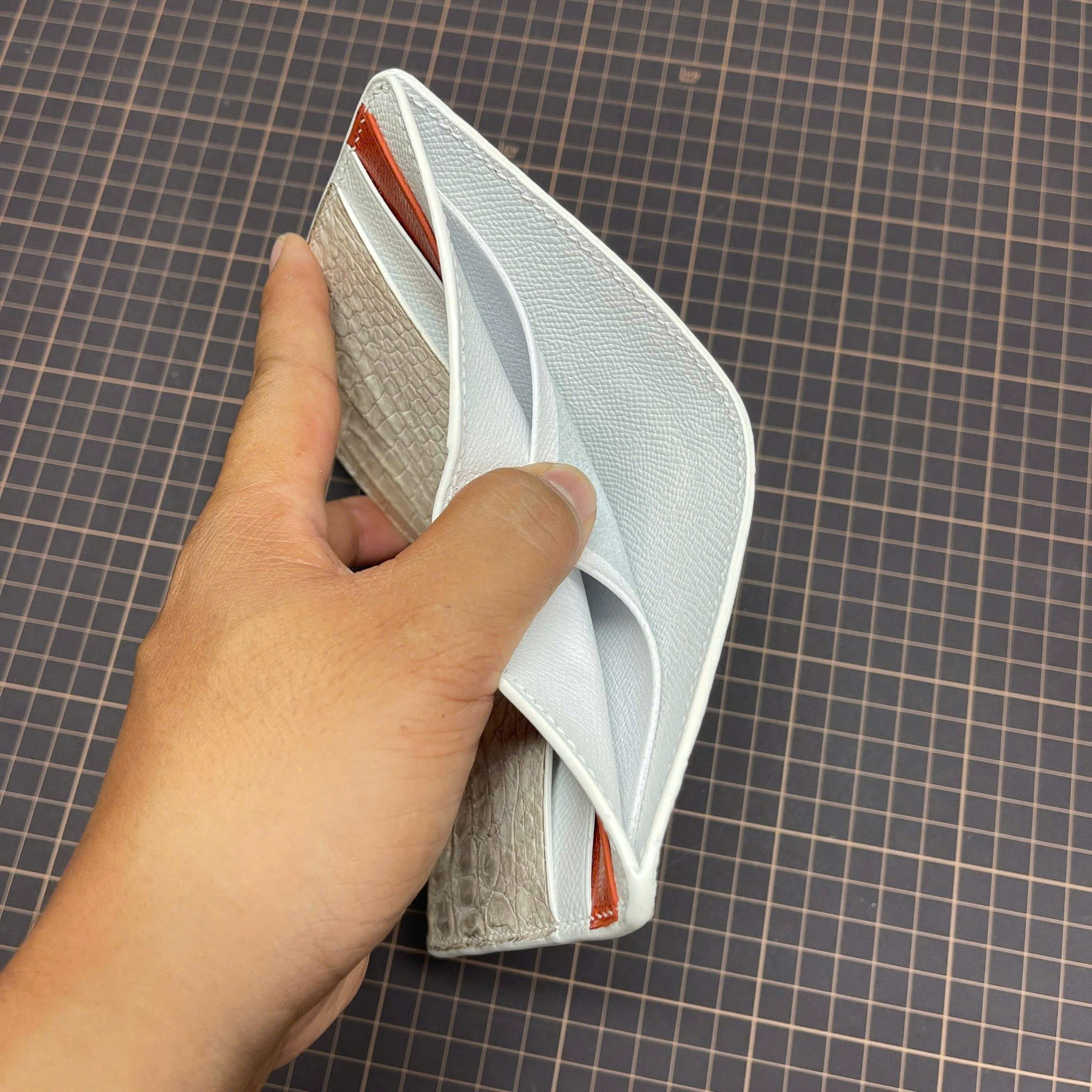 Ví nam da cá sấu bạch tạng dáng đứng VDC28 - Ảnh 5