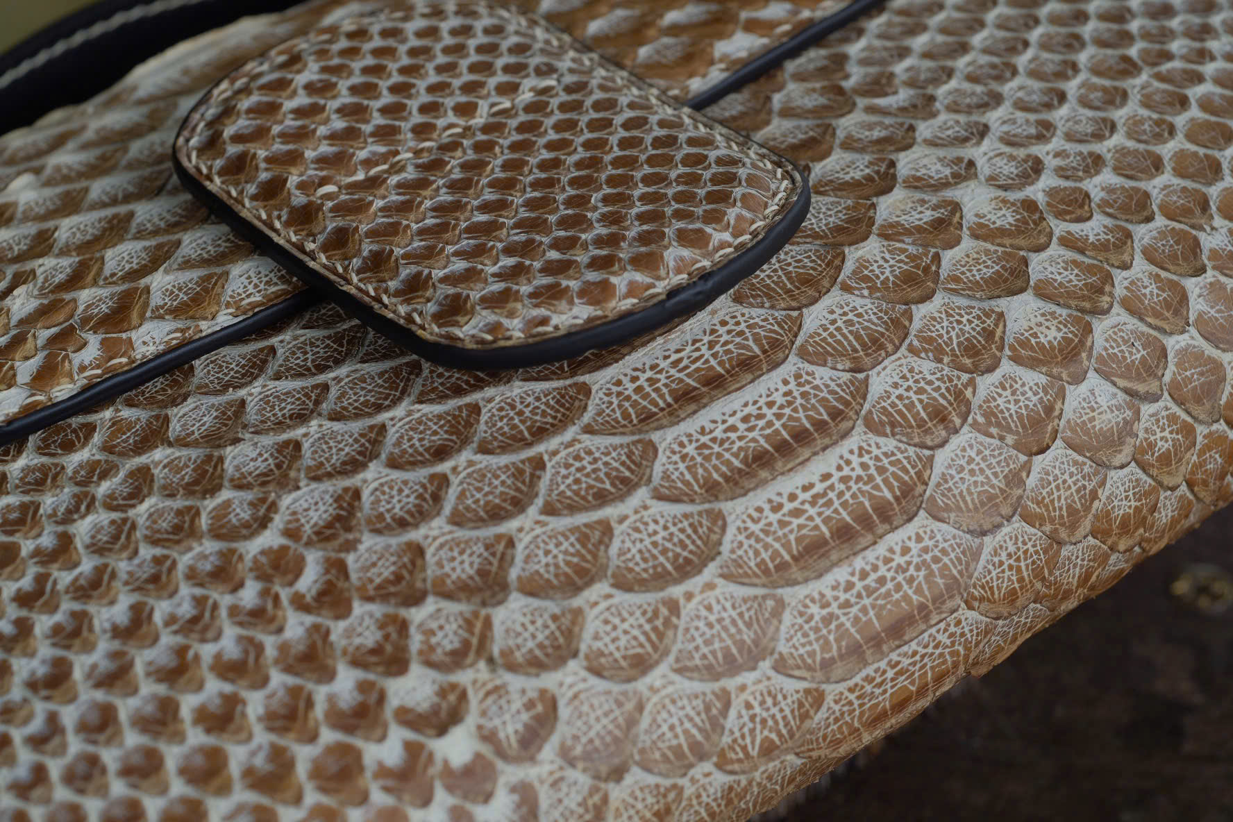 TÚI XÁCH CẦM TAY DA TRĂN VDCT99