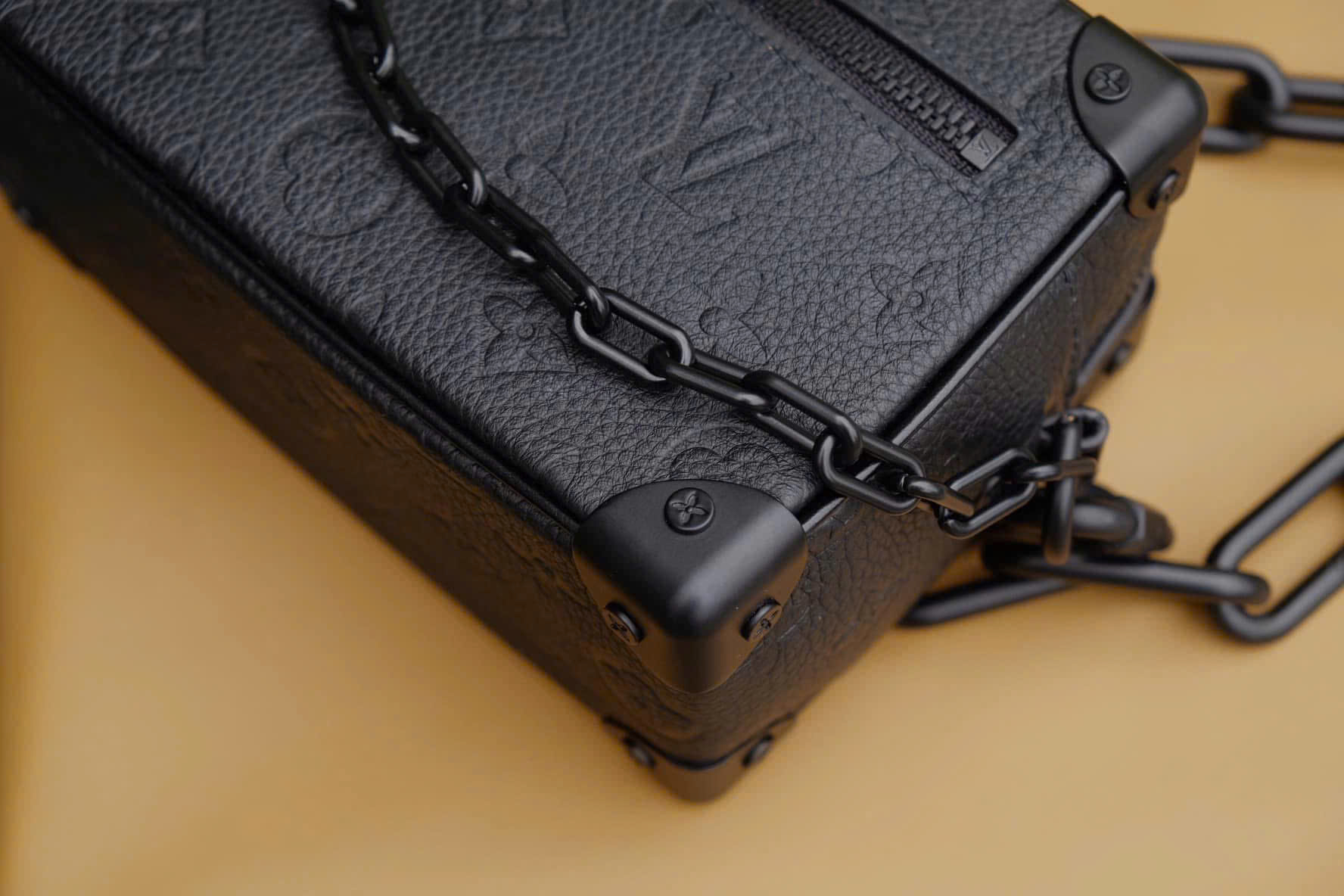 TÚI ĐEO CHÉO ĐEN DA BÒ LÀM VƯỜN LV99