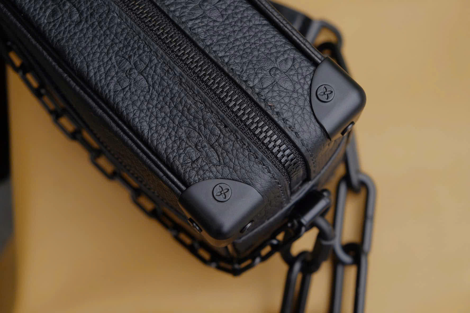 TÚI ĐEO CHÉO ĐEN DA BÒ LÀM VƯỜN LV99