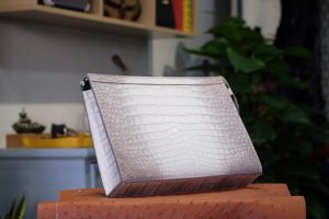 CLUTCH CẦM TAY DA CÁ SẤU BẠCH TẠNG HIMALAYA CSBT99